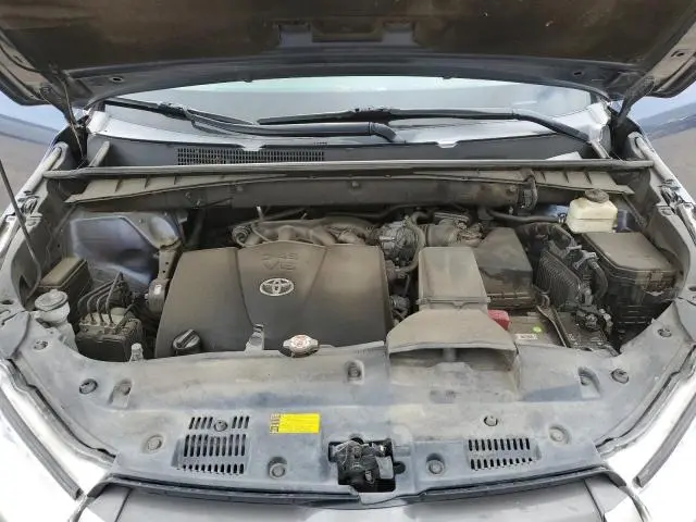 2018 TOYOTA HIGHLANDER SE  