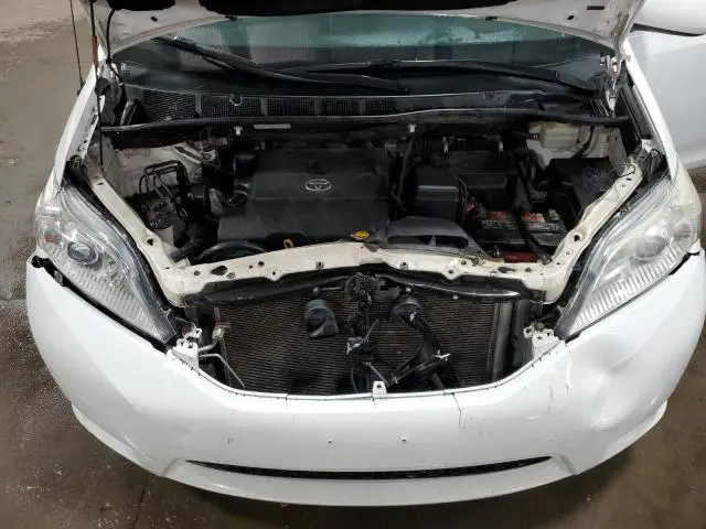 2014 TOYOTA SIENNA LE  