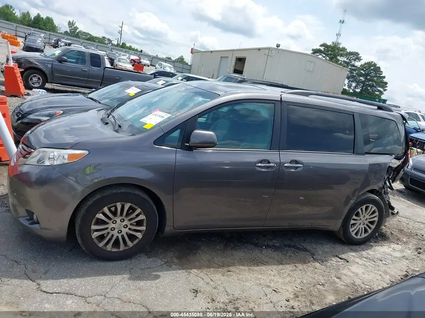 2017 TOYOTA SIENNA XLE 8 PASSENGER