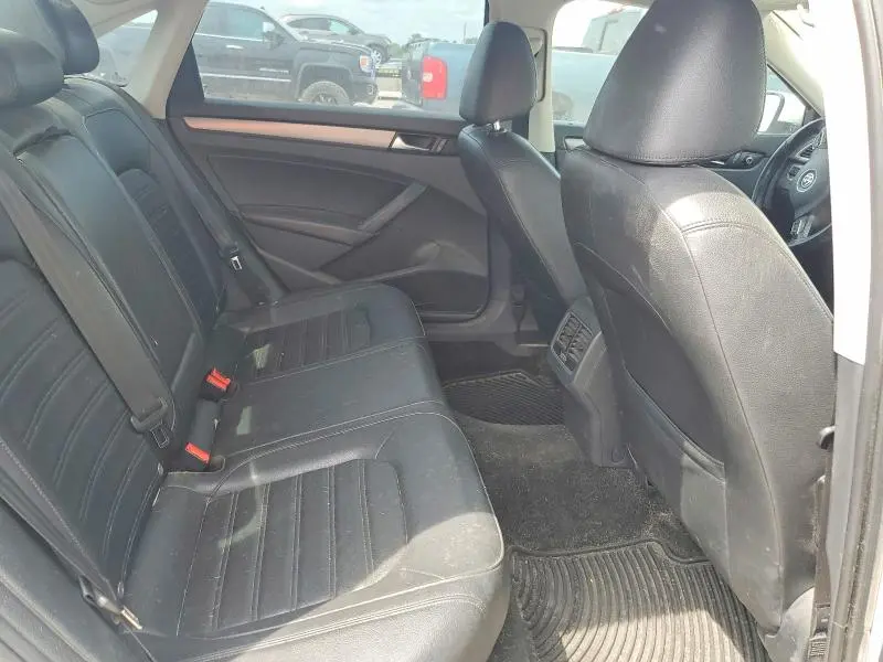 2015 VOLKSWAGEN PASSAT SE  