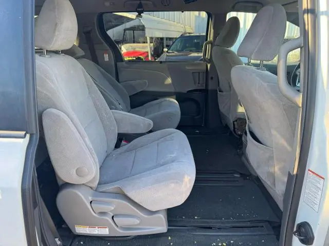 2017 TOYOTA SIENNA LE  