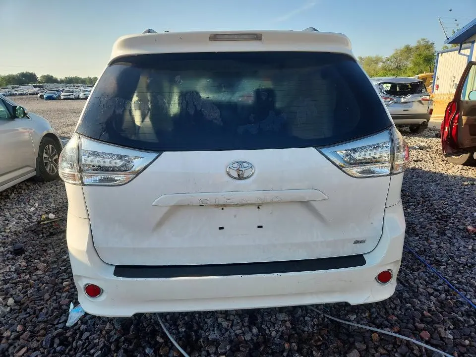 2017 TOYOTA SIENNA SE  