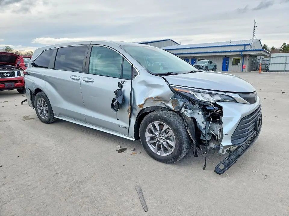 2021 TOYOTA SIENNA LE 8-PASSENGER  