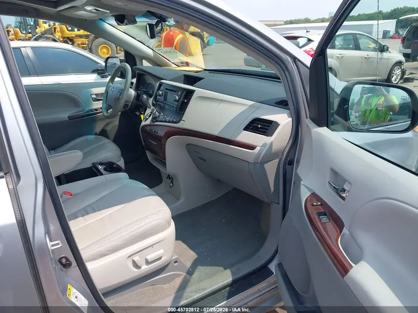 2012 TOYOTA SIENNA XLE V6 8 PASSENGER