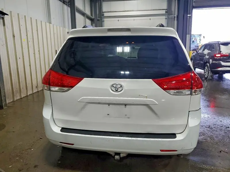 2014 TOYOTA SIENNA LE  