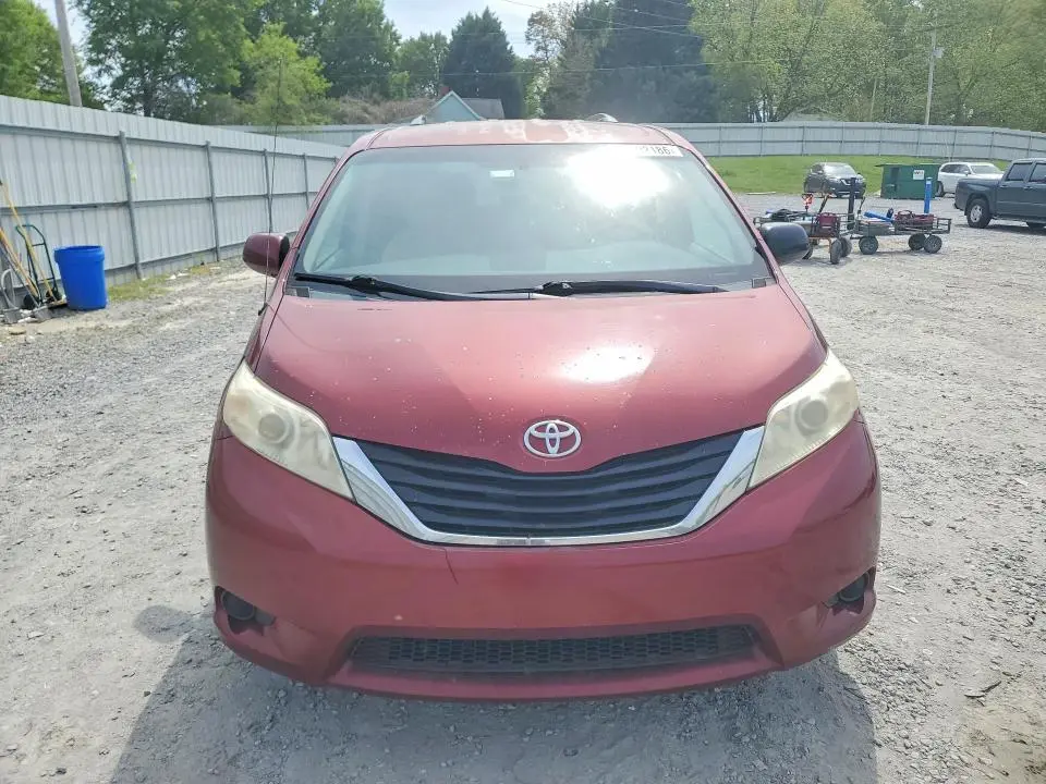2013 TOYOTA SIENNA LE 8-PASSENGER  