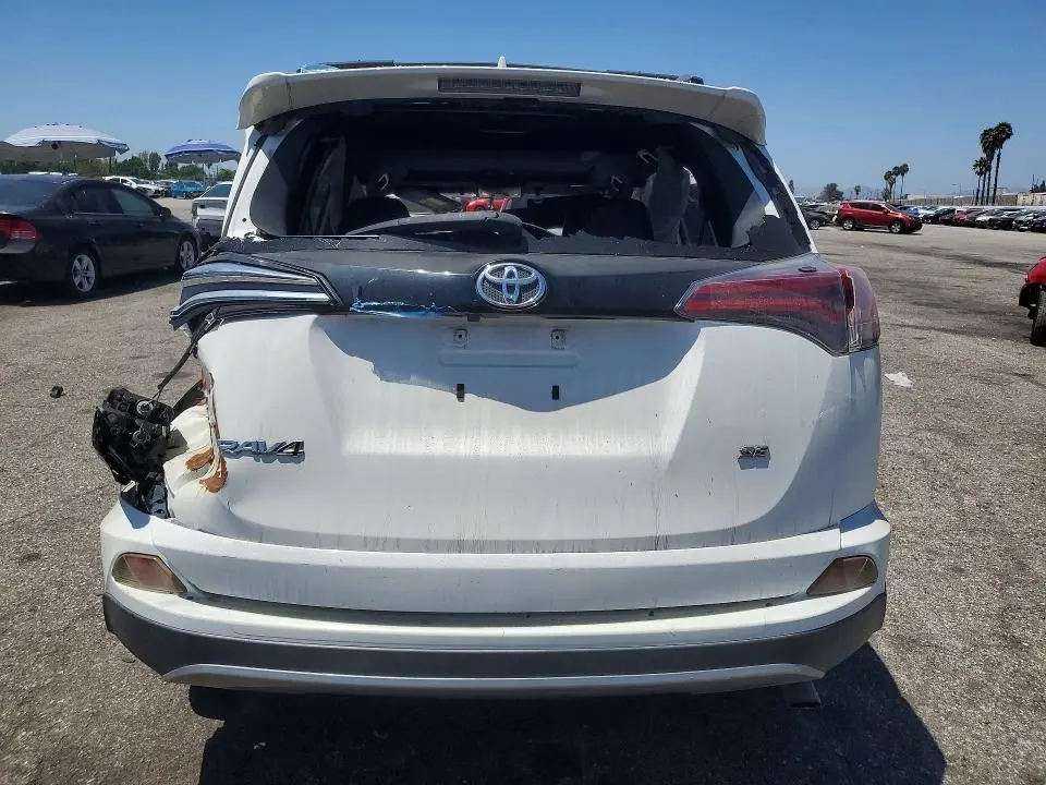 2018 TOYOTA RAV4 SE  