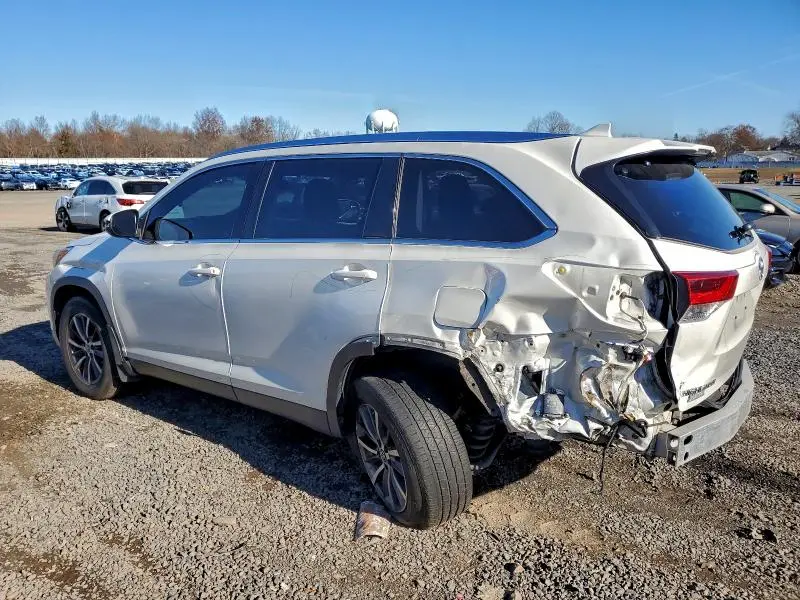 2019 TOYOTA HIGHLANDER SE  