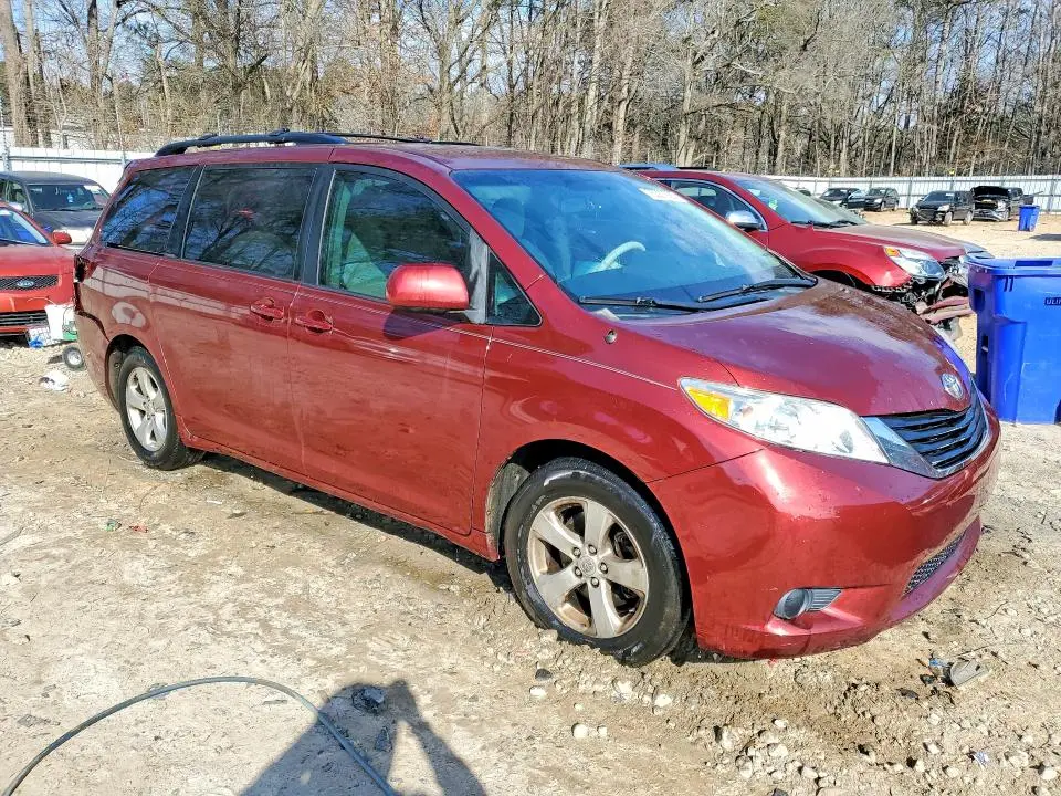 2011 TOYOTA SIENNA   