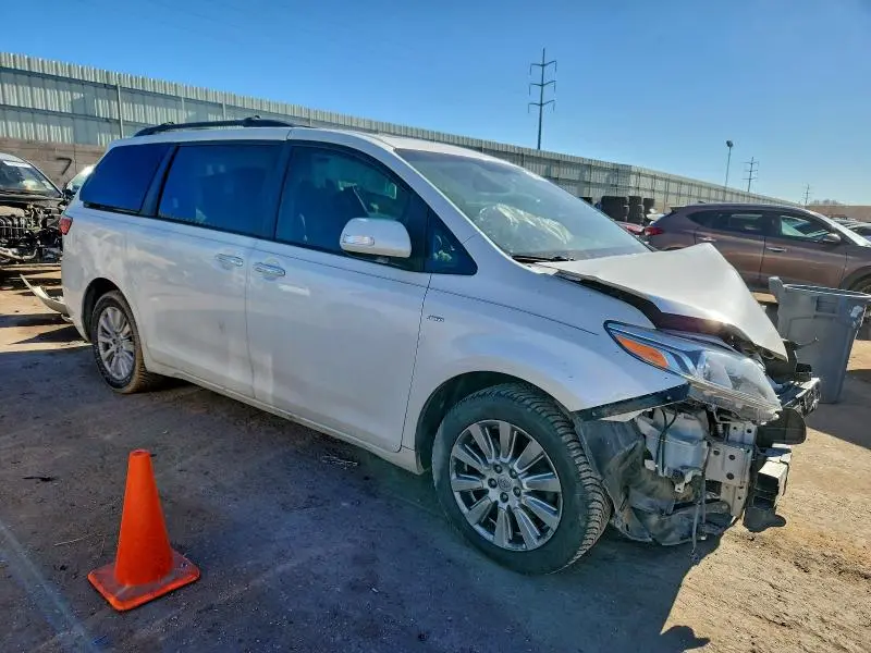 2017 TOYOTA SIENNA XLE  