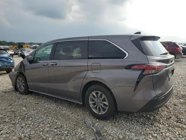 2022 TOYOTA SIENNA XLE  