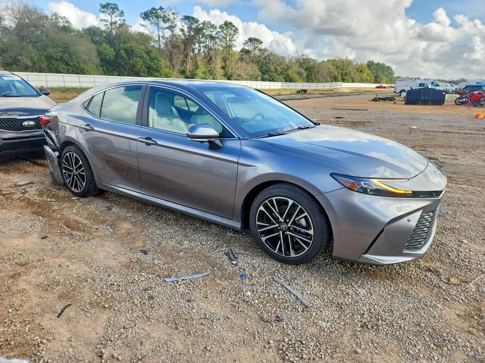 2025 TOYOTA CAMRY XLE  