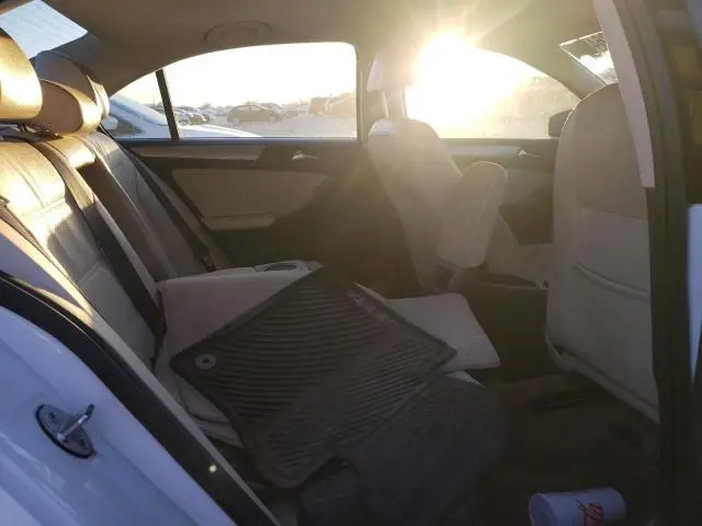 2016 VOLKSWAGEN JETTA SE  