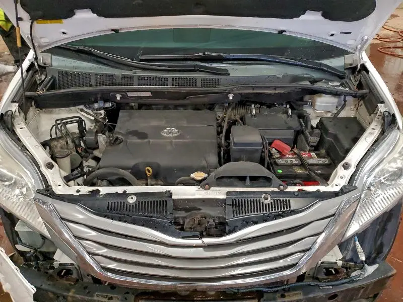 2013 TOYOTA SIENNA XLE  