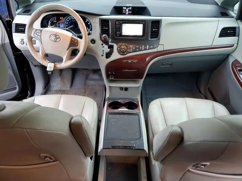 2013 TOYOTA SIENNA XLE  