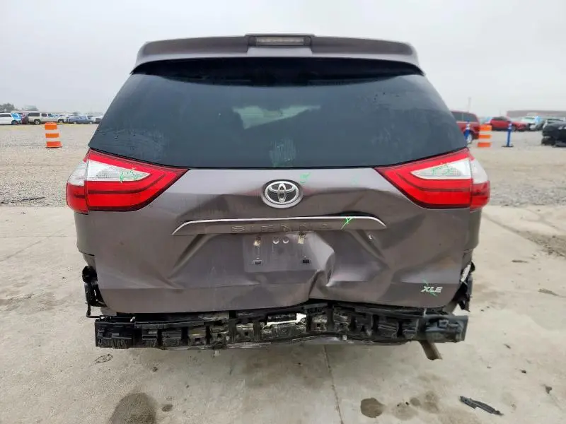 2019 TOYOTA SIENNA XLE  