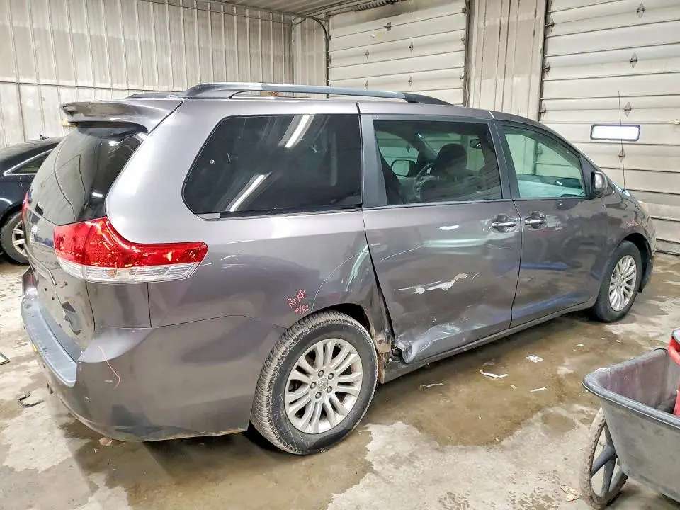 2013 TOYOTA SIENNA XLE  