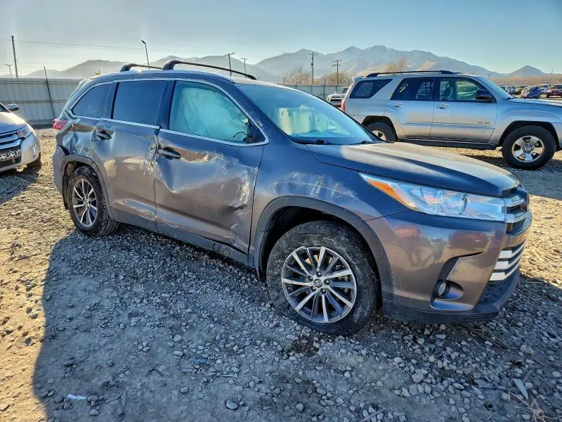 2019 TOYOTA HIGHLANDER SE  