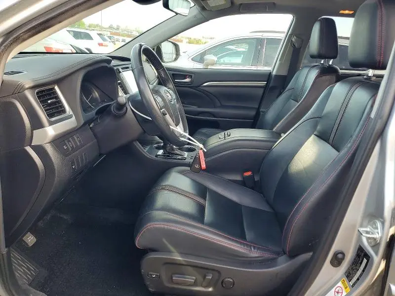 2019 TOYOTA HIGHLANDER SE  