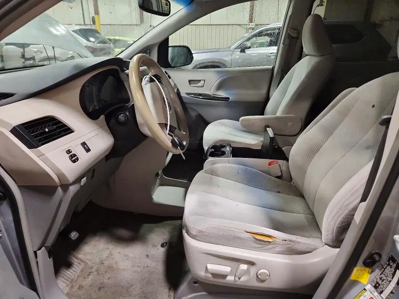 2013 TOYOTA SIENNA LE  