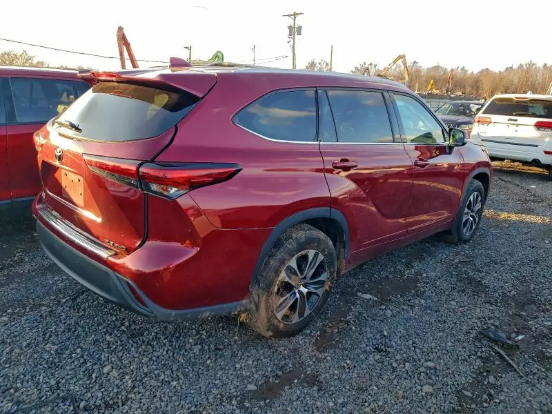 2022 TOYOTA HIGHLANDER XLE  