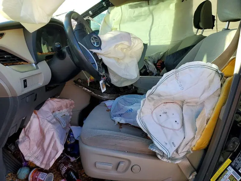 2015 TOYOTA SIENNA LE 8-PASSENGER  