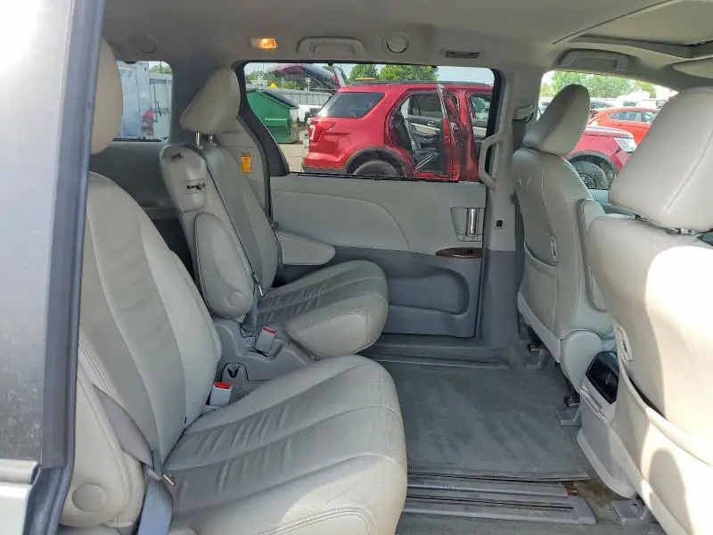 2013 TOYOTA SIENNA XLE  