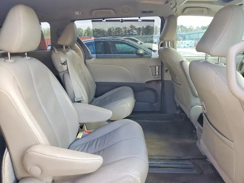 2013 TOYOTA SIENNA XLE  