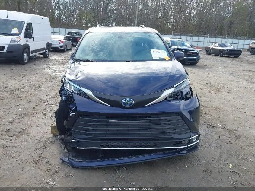 2024 TOYOTA SIENNA XLE