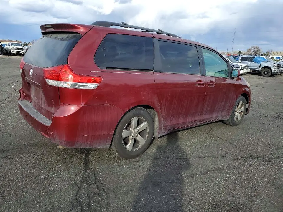 2013 TOYOTA SIENNA LE  