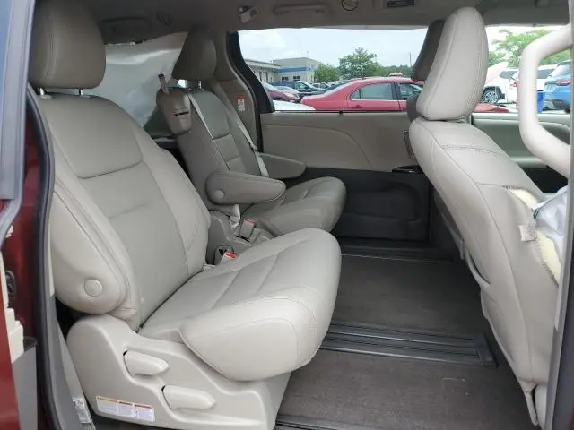 2019 TOYOTA SIENNA XLE  
