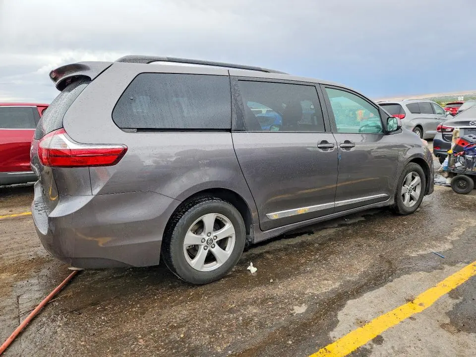 2018 TOYOTA SIENNA LE  