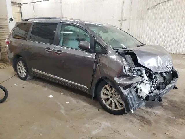 2017 TOYOTA SIENNA XLE