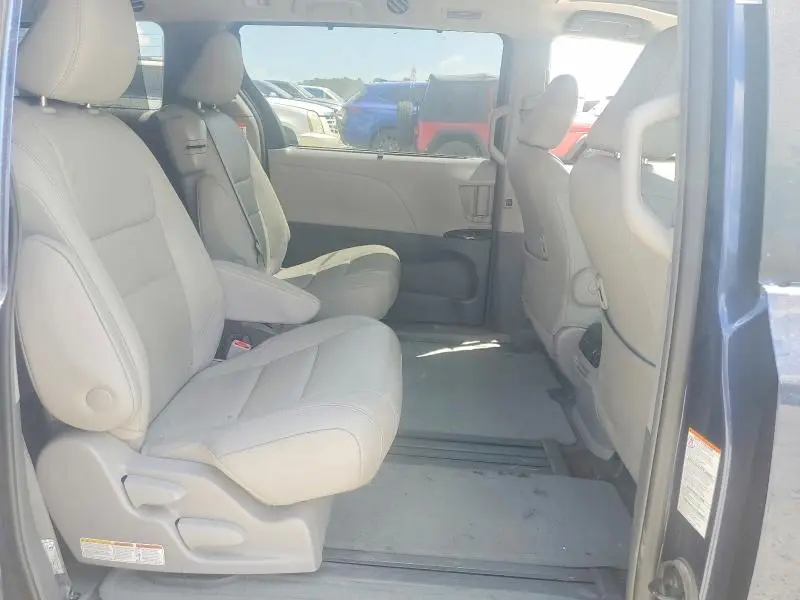2018 TOYOTA SIENNA XLE 8-PASSENGER  