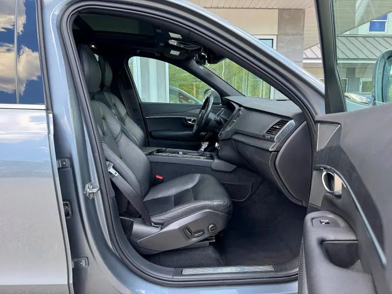 2020 VOLVO XC90 T6 MOMENTUM  