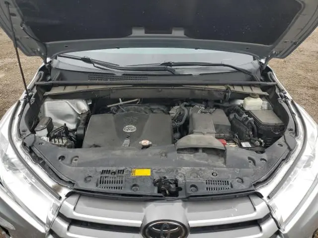 2019 TOYOTA HIGHLANDER SE  