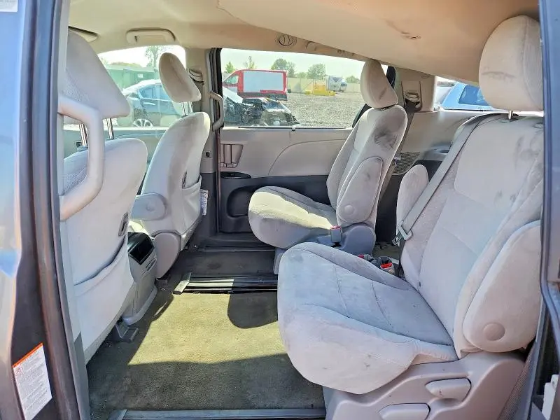 2015 TOYOTA SIENNA LE  