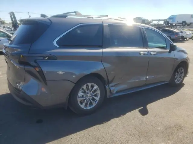 2025 TOYOTA SIENNA XLE  