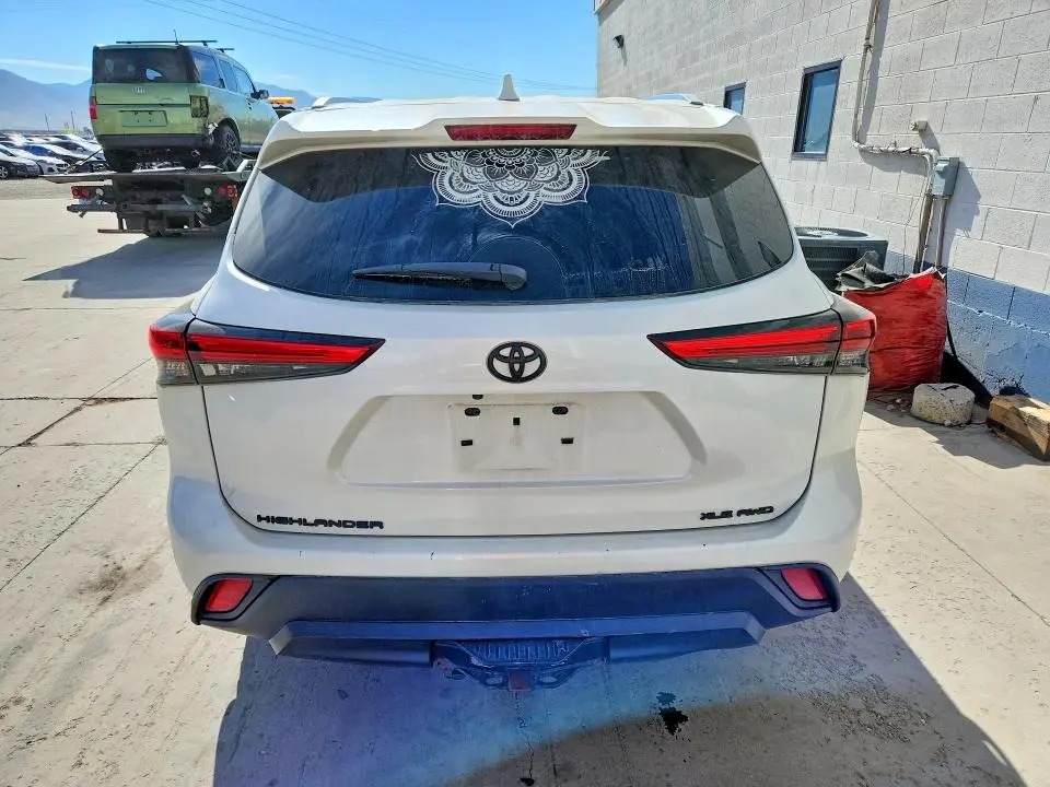 2021 TOYOTA HIGHLANDER XLE  
