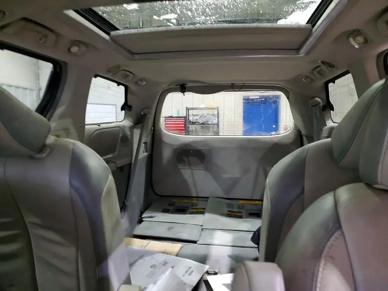 2014 TOYOTA SIENNA XLE  