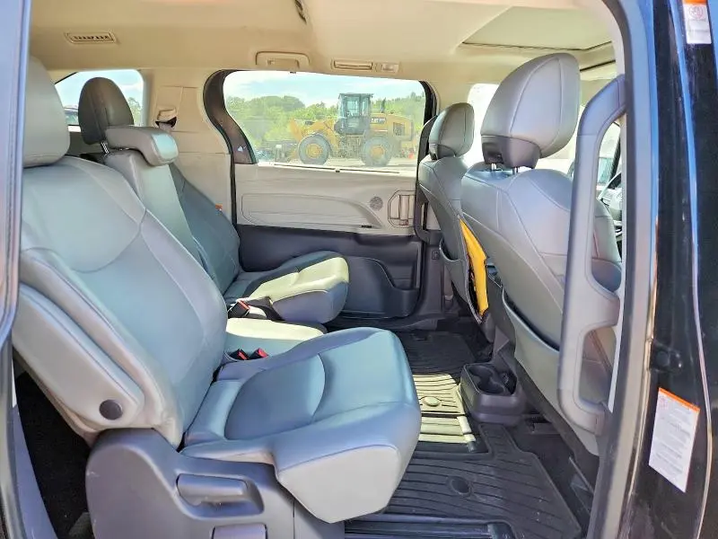 2021 TOYOTA SIENNA XLE  