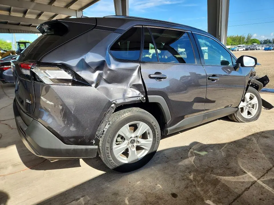 2021 TOYOTA RAV4 XLE  