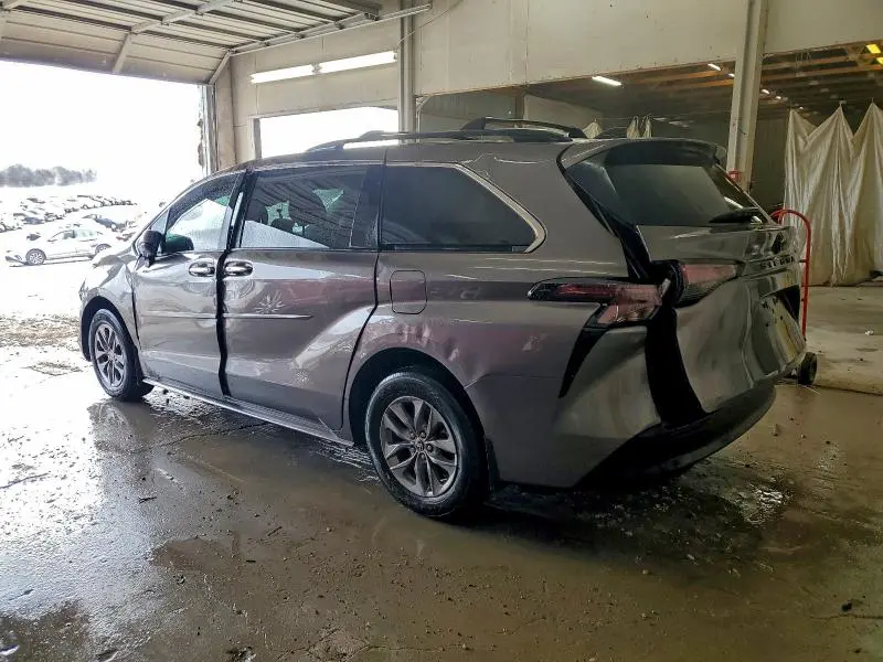 2024 TOYOTA SIENNA XLE  