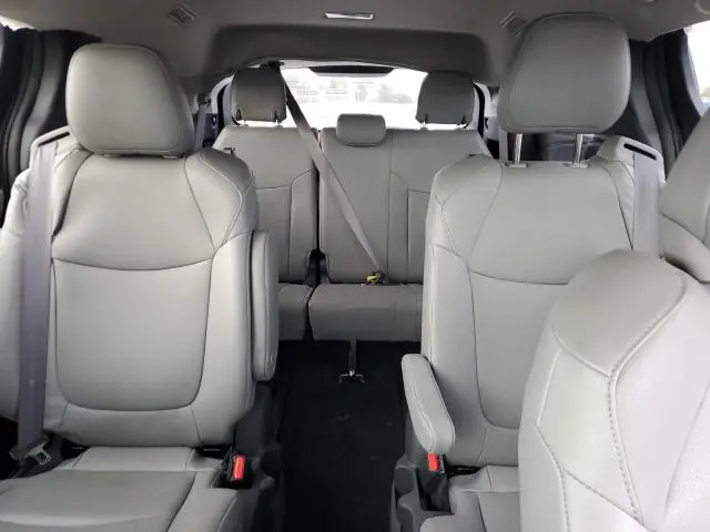 2025 TOYOTA SIENNA XLE  