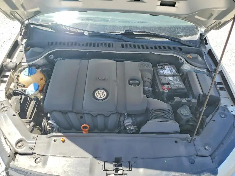 2011 VOLKSWAGEN JETTA SE  
