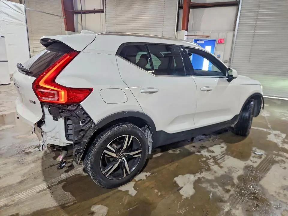 2025 VOLVO XC40 CORE  