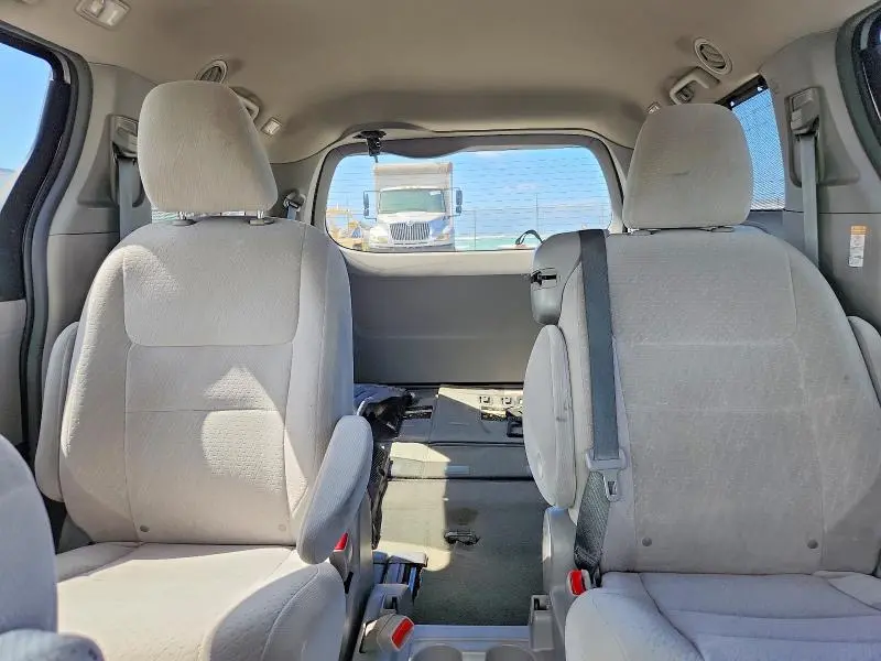 2015 TOYOTA SIENNA LE  