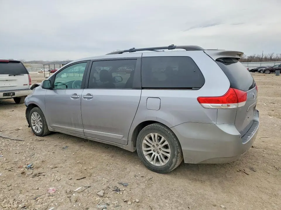 2012 TOYOTA SIENNA XLE  