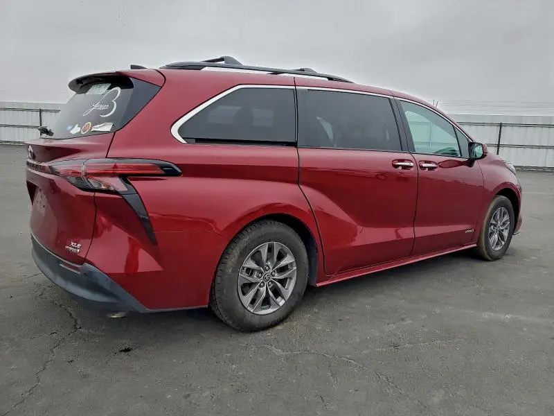 2021 TOYOTA SIENNA XLE  