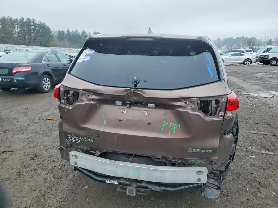 2017 TOYOTA HIGHLANDER SE  